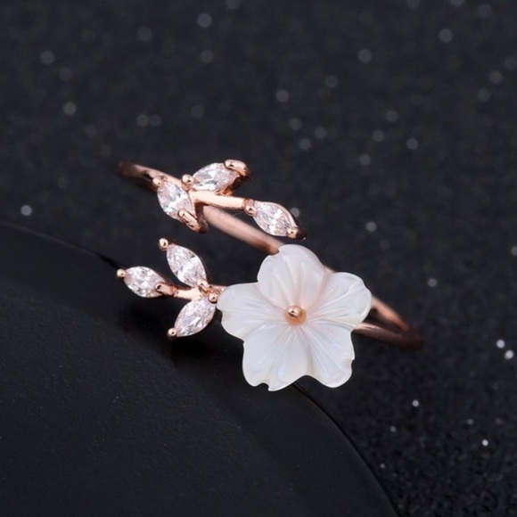 🎁 Rose Gold Floral Adjustable Ring - Picture 3 of 4